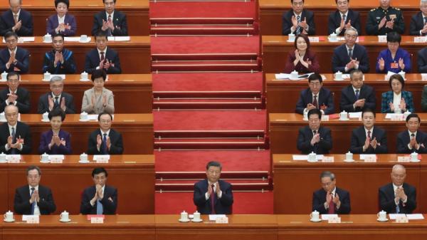 2025年3月11日,中共党魁习近平(中)、国务院总理李强、常委王沪宁、中共中央政治局常委蔡奇、国务院副总理丁薛祥在中国北京人民大会堂出席第十四届全国人民代表大会第三次会议闭幕式。(图片来源:Lintao Zhang/Getty Images)