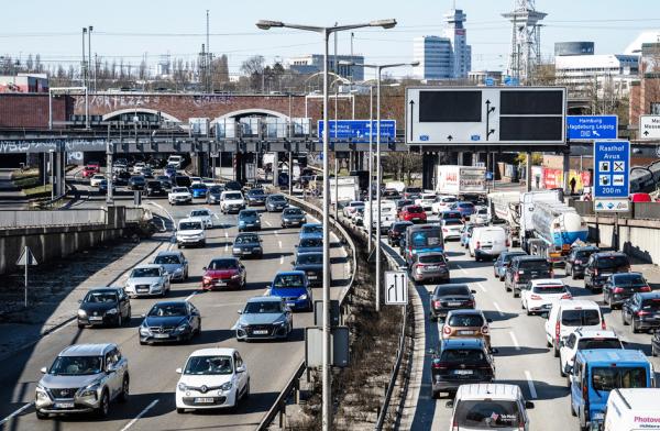 德国柏林A100高速公路满是汽车。(JOHN MACDOUGALL/AFP via Getty Images)