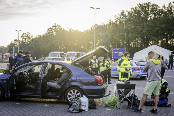 2024年9月16日,德国警察在边境A1/A30高速公路上检查一辆汽车。(EMIEL MUIJDERMAN/ANP/AFP via Getty Images)