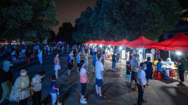 2021年8月3日,湖北武汉市民排队做COVID-19核酸检测。(图片来源:Getty Images)