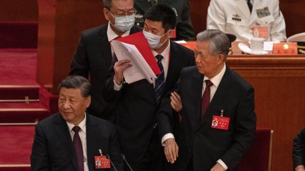 2024年10月22日,在人民大会堂举行的中国共产党第二全国代表十次大会闭幕式上,前国家主席胡锦涛(中)被架离会场。(图片来源:Kevin Frayer/Getty Images)