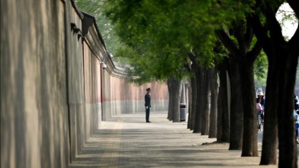 2013年5月6日，一名士兵在中南海领导大院的红墙旁站岗。（图片来源：Getty Images）