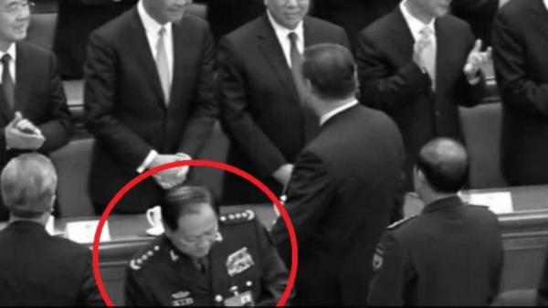 2025年今年3月的中共全国人大闭幕式上,张又侠背对习近平不回头。(视频截图)
