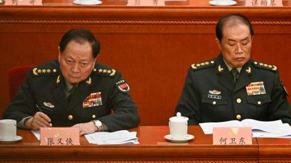 2025年3月4日，中央军委会第二副主席何卫东（右）、中央军委第一副主席张又侠（左）出席中国人民政治协商会议开幕式。（图片来源：PEDRO PARDO/AFP via Getty Images）