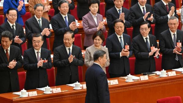 2025年3月8日,中共党魁习近平(中)抵达北京出席全国人民代表大会第二次全体会议。(Getty Images)