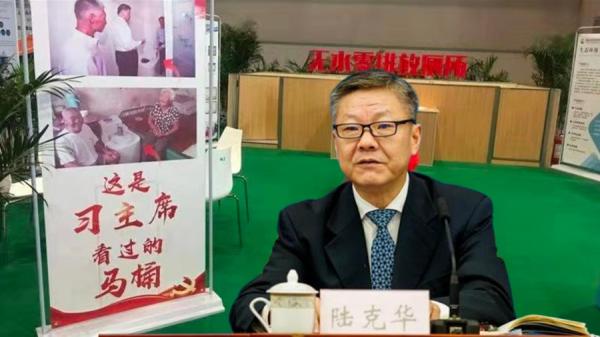 重庆市委原常委、政法委原书记陆克华搞“低级红、高级黑”被捕。(看中国合成图)