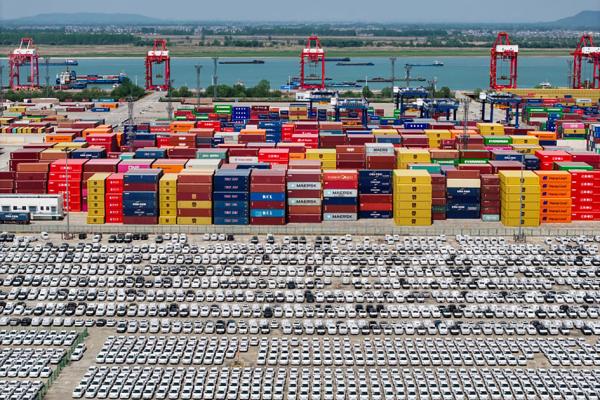 2025年4月16日,中国制造的汽车抵达江苏省南京市港口等待装船出口。(STR/AFP via Getty Images)