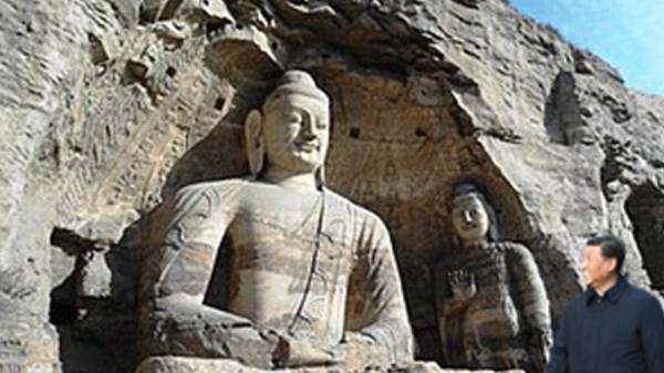 2020年,习近平在云冈石窟求佛(图片来源:网络截图)