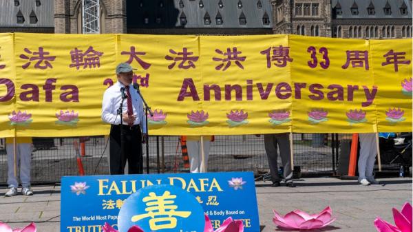 2025年5月28日，加拿大东部城市数百位法轮功人士在首都渥太华国会山举办法轮大法日33周年庆祝活动。图为自由党议员凯文·拉莫勒克斯（Kevin Lamoureux）在活动中发言，赞扬法轮功人士在全球提升“精神健康”与揭露迫害的努力。（看中国特约摄影Evan摄