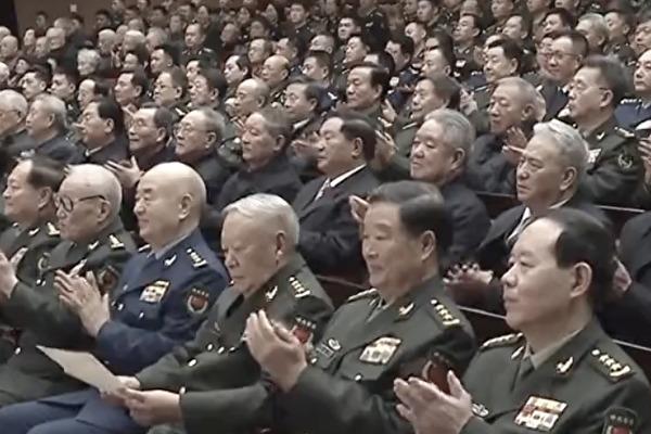 中共前军委副主席许其亮(左边第三名)出席2025年1月29日慰问老军头的新年团拜会上的文艺演出。(图片来源:视频截图)