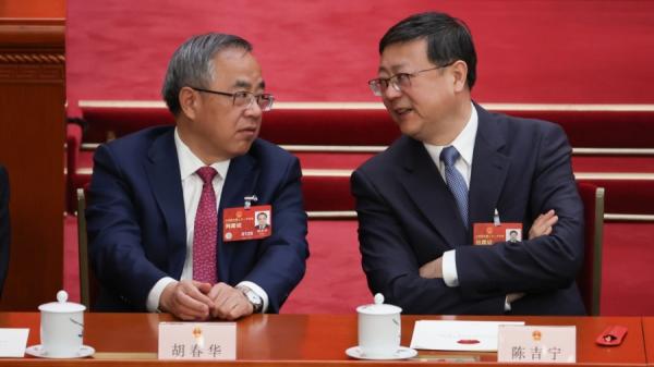 胡春华(左)、陈吉宁(右)代表出席2023年3月11日在中国北京举行的全国人民代表大会第四次全体会议开幕。(图片来源:Lintao Zhang/Getty Images )