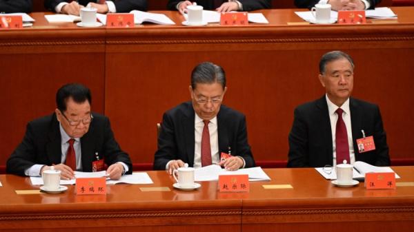 原中共全国政协主席李瑞环,时任中央政治局常委赵乐际、汪洋于2022年10月16日出席中共二十大开幕会议。(图片来源:Getty Images)