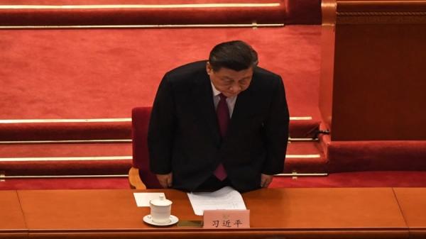 2021年3月10日,中共党魁习近平在北京人民大会堂举行的中国人民政治协商会议闭幕式上鞠躬致词。(图片来源:NOEL CELIS/AFP via Getty Images)