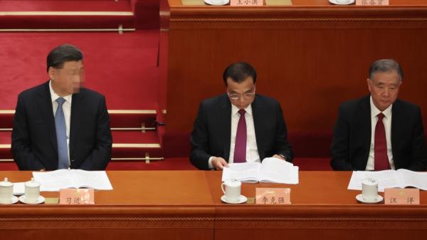 中共党魁习近平（左）、国务院总理李克强（中）、全国政协主席汪洋（右）于2023年3月4日在北京人民大会堂出席中国人民政治协商会议第十四届一次会议开幕式。（图片来源：Lintao Zhang/Getty Images)