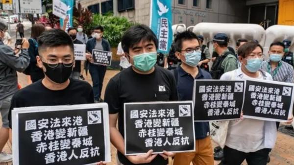 习近平在香港强令颁布国安法,暴力治港。(图片来源:网络截图)