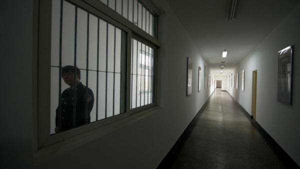 《北京青年报》一著名调查记者因追问5年前命案遭警方传唤后失联。示意图为北京狱警。(图片来源:Getty Images)
