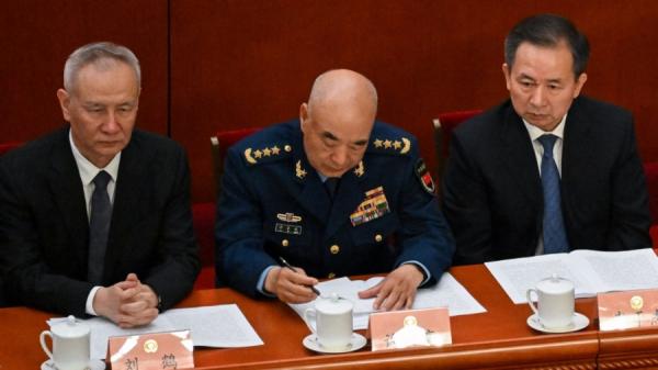 2023年3月4日，中国国务院副总理刘鹤（左）、中央军委副主席许其亮（中）、中共中央政治局委员李干杰（右）在北京人民大会堂出席中国人民政治协商会议开幕式。（图片来源：NOEL CELIS/AFP via Getty Images）