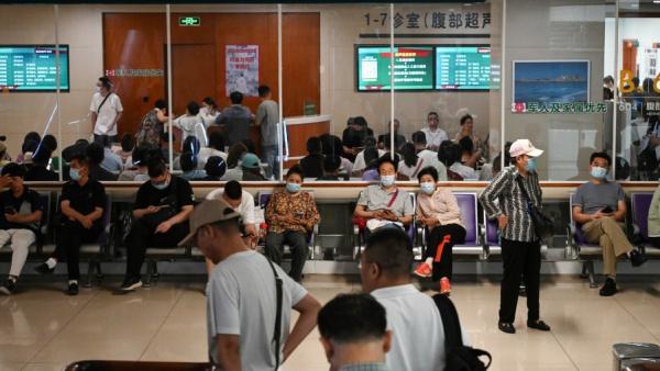 2025年6月23日，北京一家医院候诊室，（图片来源：Getty Images）