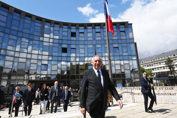 法国总理贝鲁在沙尔特市的厄尔-卢瓦尔省政府前。（JEAN-FRANCOIS MONIER/AFP via Getty Images）