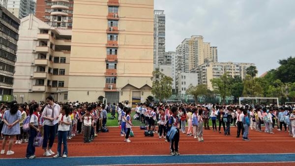 学生们在操场上集合。(图片来源:Getty Images)
