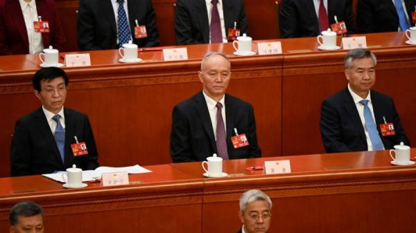 中共全国政协主席王沪宁，政治局常委蔡奇、李希在北京人民大会堂出席全国人民代表大会第四次全体会议。（图片来源：GREG BAKER/POOL/AFP via Getty Images）