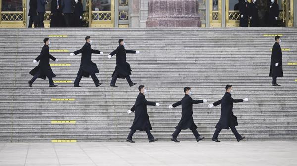 两会开幕前，警卫在北京人民大会堂外操步。（Getty Images） 