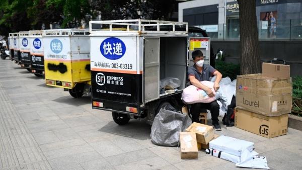 2022年6月15日，北京的一名快递員正在检查包裹。（图片来源：Getty Images）