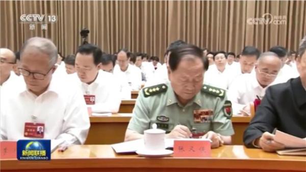 参加中央工作会议的张又侠在做笔记。（图片来源：视频截图）
