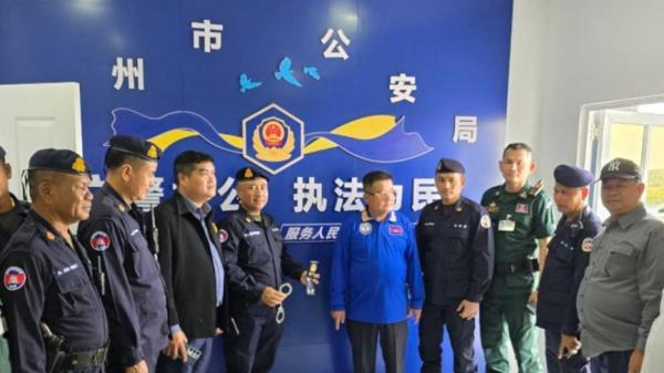 7月18日，柬埔寨执法人员捣毁一个 “ 山寨公安局 ”，逮捕了28名中国籍嫌犯。（图片来源：网络图片）