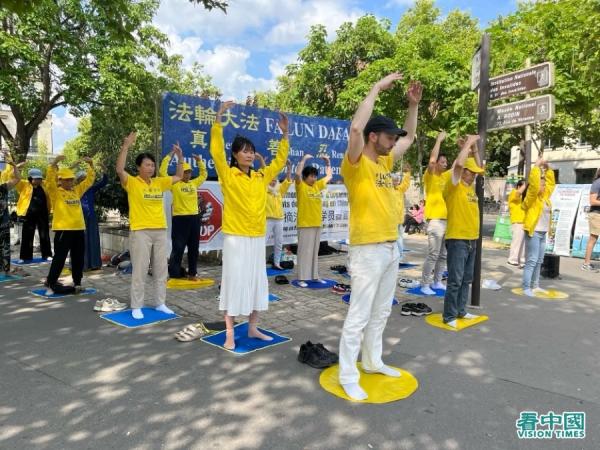 活动当日，巴黎的部分法轮功学员集体炼功。（法国看中国记者站）