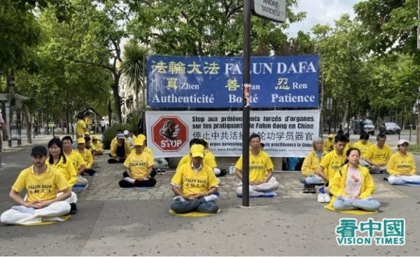 活动当日，巴黎的部分法轮功学员集体炼功。（法国看中国记者站）