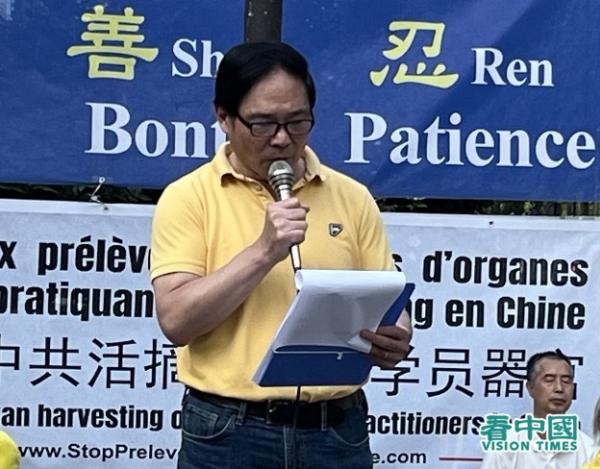 法国法轮大法协会会长唐汉龙先生在集会上发言（法国看中国记者站）