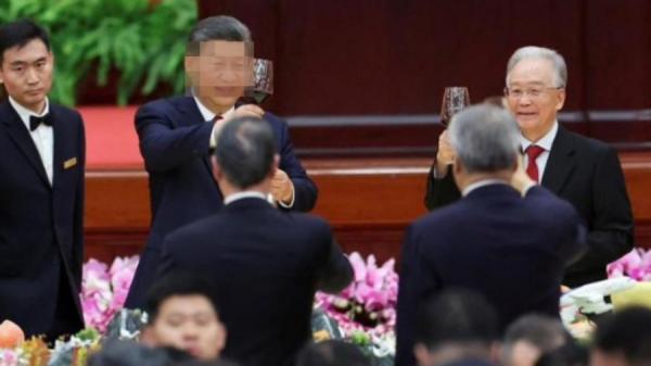 中共建政75周年，温家宝和习近平举杯祝酒。（视频截图）