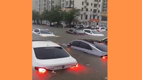 7月25日，河北涿州下暴雨，部分街道被淹了。（图片来源：视频截图）