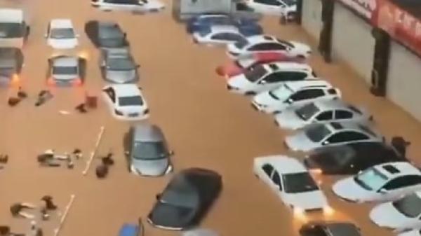 北京极端暴雨加上水库泄洪，造成大量车辆泡水。（图片来源：视频截图）