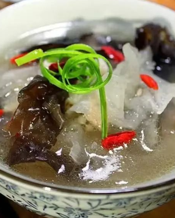 隔夜银耳、蘑菇   （图片来源：网络图片）
