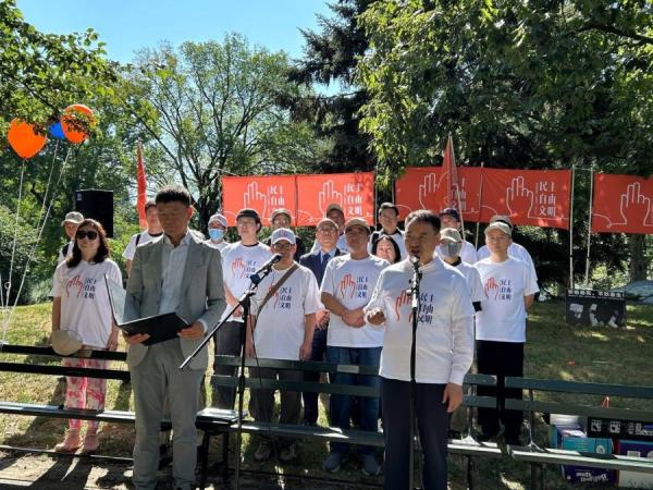 邱家军(右)在纽约宣言发布仪式现场发言。(全民抵抗运动X账号)