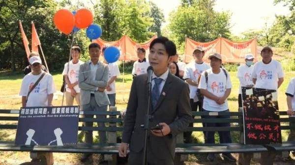 2025年8月8日,00后、公民会创会会长杨若晖在纽约的《全民反抗运动宣言》宣读仪式上发言(China Action X账号)