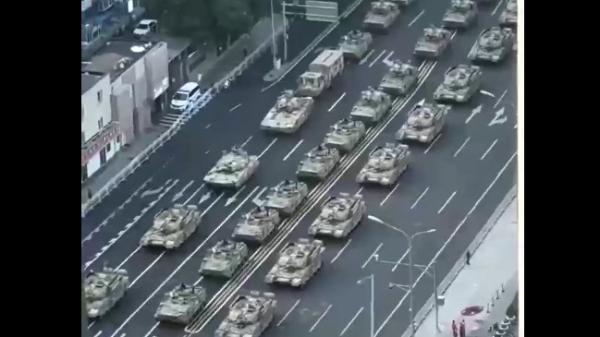 8月17日，北京东城区街道突然涌入大量坦克。（图片来源：视频截图）