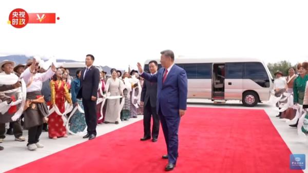 中共党魁习近平8月21日抵达拉萨，出席西藏自治区成立60周年庆祝大会。（视频截图）