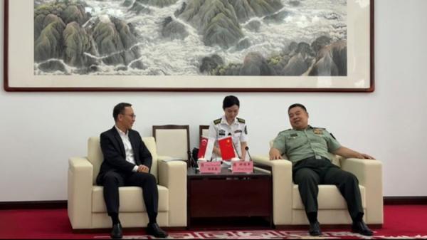 钟绍军的兵痞姿势摆放,显得很流氓。(图片来源:网络截图)