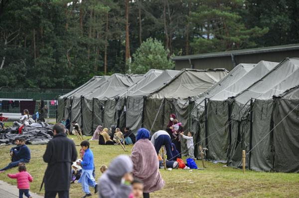 2021年8月，德国凯泽斯劳滕（Kaiserslautern），刚从阿富汗抵达的难民被安置在美国陆军莱茵军械营（ROB）的临时营地中。（Sascha Schuermann/Getty Images）