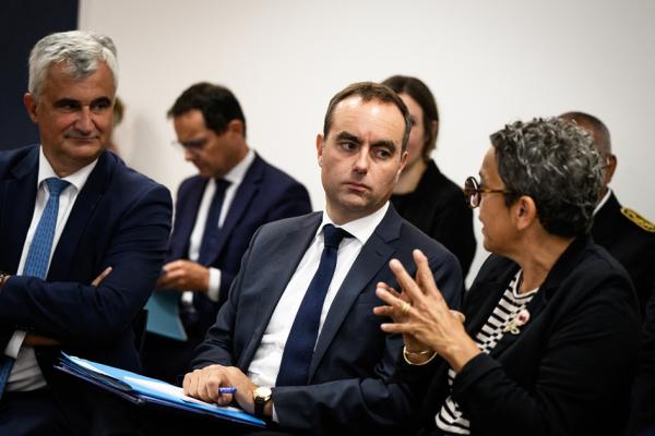 9月13日，法国新总理勒科尔尼（中）在马孔市（Mâcon）视察省级卫生中心。（JEFF PACHOUD/AFP via Getty Images）
