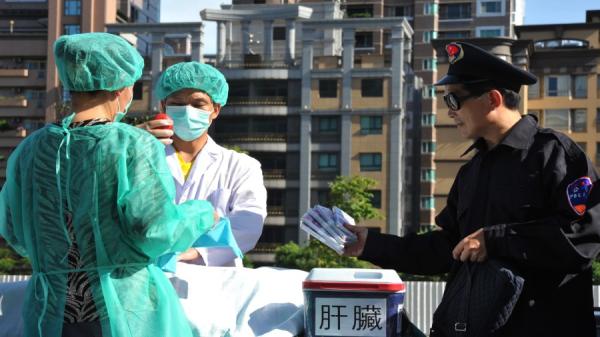 2014年7月20日,台北抗议中国迫害法轮功的活动中表演了窃取人体器官出售的场面。 (图片来源: Mandy Cheng/AFP via Getty Images)