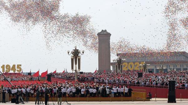 2025年9月3日,内忧外患的中共在北京天安门广场举行了纪念抗日战争胜利80周年的大型纪念活动和阅兵式。这是十年来第二次举办的“9.3阅兵”,也是习近平主政以来第3次天安门阅兵。此次活动在中共军方高层人事调整持续进行的敏感时期举行,多个细节变化引发了外界对中国政治动态的广泛关注。(图片来源:Lintao Zhang/Getty Images)