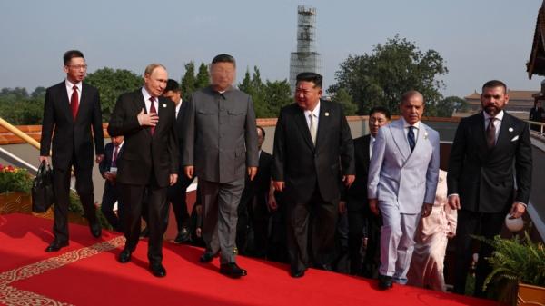 2025年9月3日，俄罗斯总统普京与中共党魁习近平、朝鲜领导人金正恩和巴基斯坦总理夏巴兹·谢里夫参加在北京天安门广场举行的阅兵仪式。（图片来源：ALEXANDER KAZAKOV/POOL/AFP via Getty Images）
