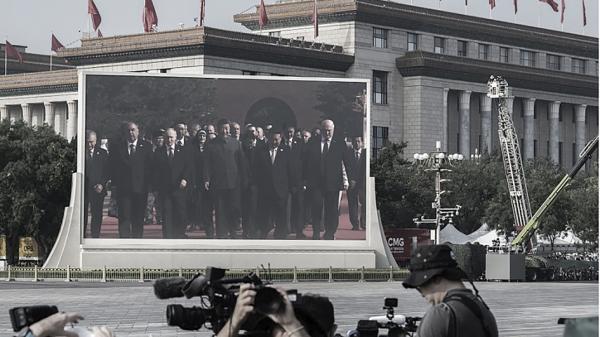 九三阅兵，习近平与外国领导人前往观礼台，出现在天安门广场的大萤幕上。（Kevin Frayer/Getty Images）