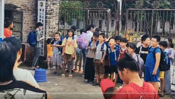 广东廉江横山镇一小学门口,一群留守儿童聚集高喊“我要上学!”。(图片来源:视频截图)