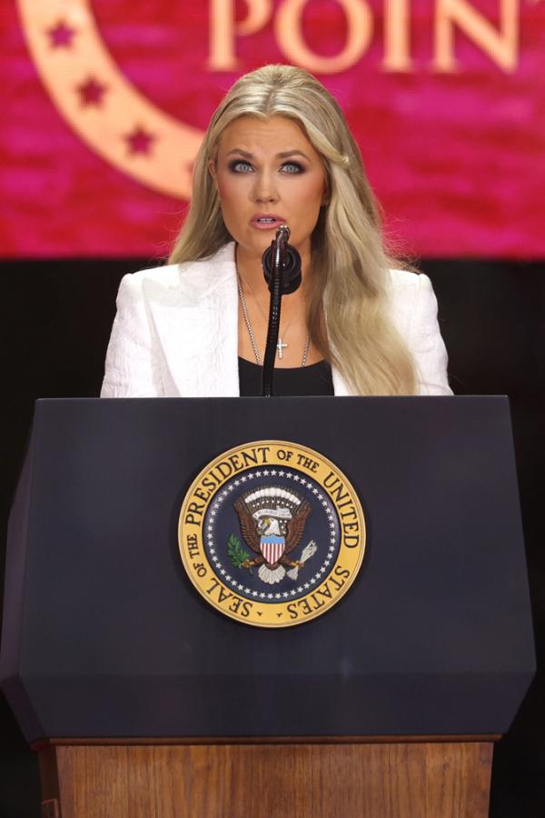 查理•柯克的遗孀艾丽卡在查理的纪念仪式上发表讲话。(PATRICK T. FALLON/AFP via Getty Images)