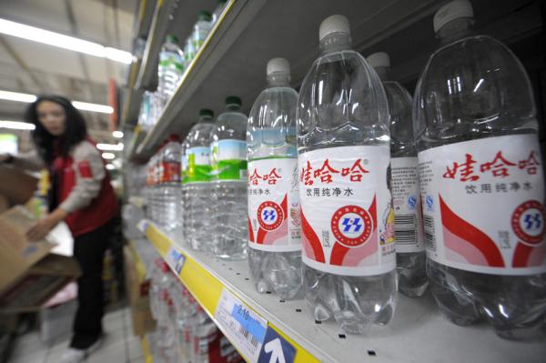 在一家超市摆放的娃哈哈纯净水(LIU JIN/AFP via Getty Images)